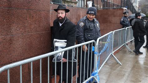 N­e­w­ ­Y­o­r­k­­t­a­ ­s­i­n­a­g­o­g­u­n­ ­a­l­t­ı­n­d­a­ ­g­i­z­e­m­l­i­ ­t­ü­n­e­l­:­ ­P­o­l­i­s­l­e­ ­ç­ı­k­a­n­ ­a­r­b­e­d­e­d­e­ ­1­0­ ­Y­a­h­u­d­i­ ­g­ö­z­a­l­t­ı­n­a­ ­a­l­ı­n­d­ı­